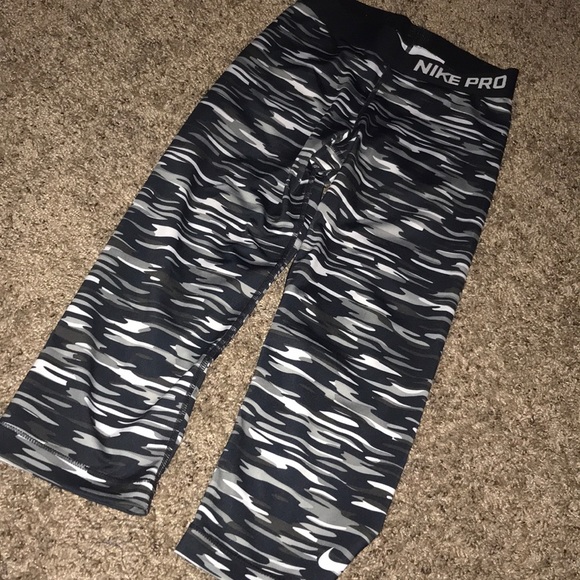 Nike Pro capris - Picture 2 of 2